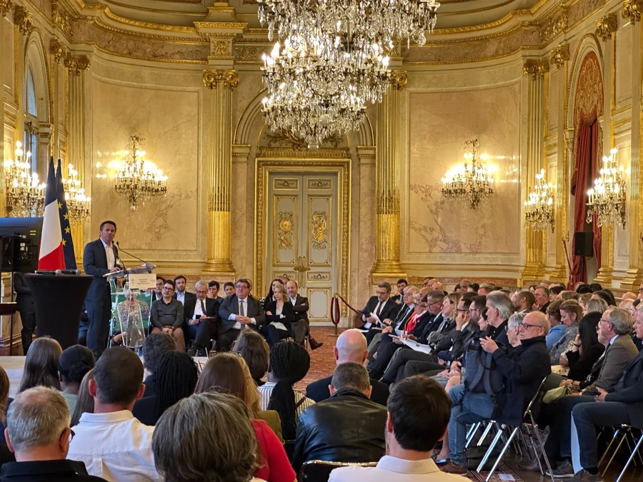 Une assemblée écoute une intervention lors d’une rencontre consacrée à la citoyenneté.