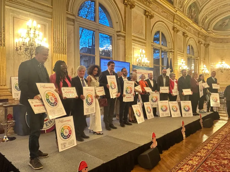 Des représentants de plusieurs communes réunis lors de la remise du label, avec leurs panneaux et diplômes.