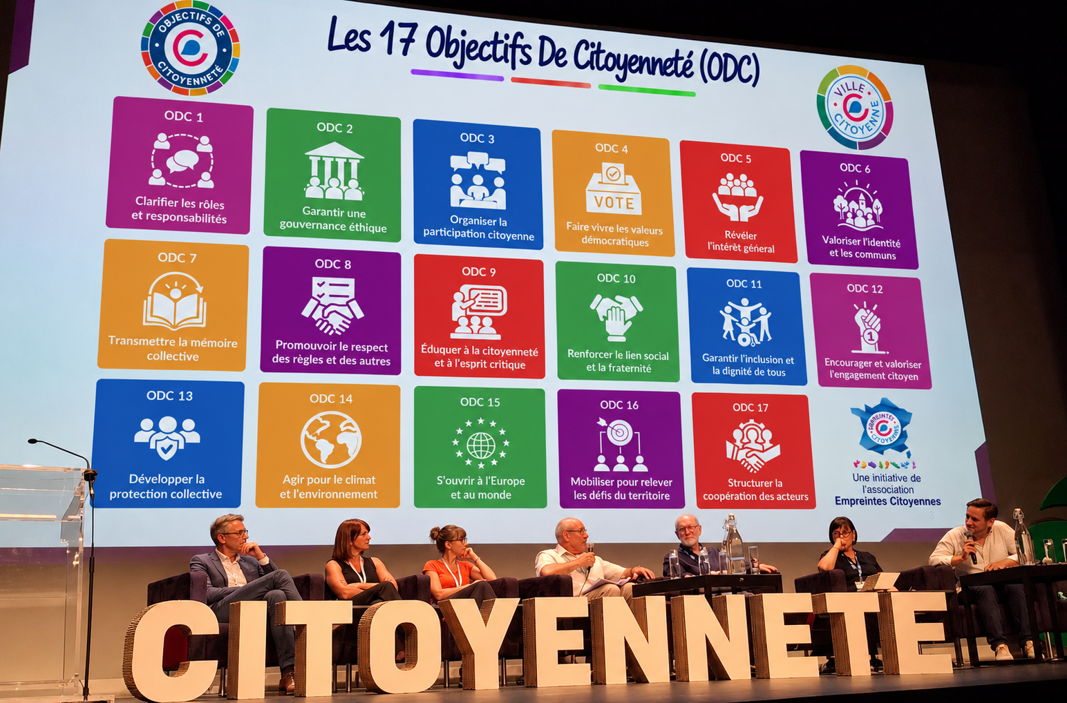 Une table ronde devant la projection des 17 Objectifs de Citoyenneté.