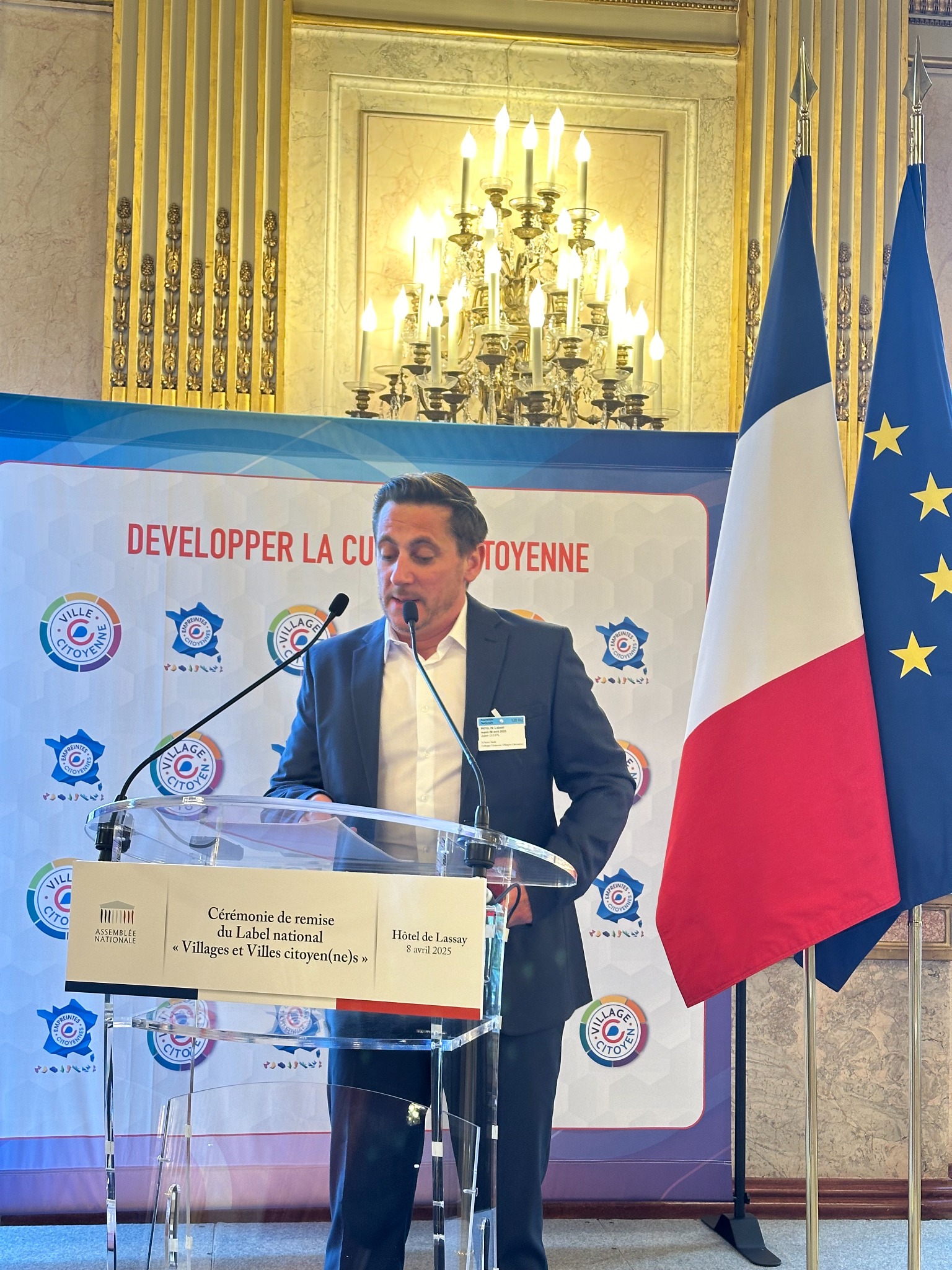 Julien Goupil au pupitre de la cérémonie de remise du label national Villages et Villes Citoyen(ne)s.