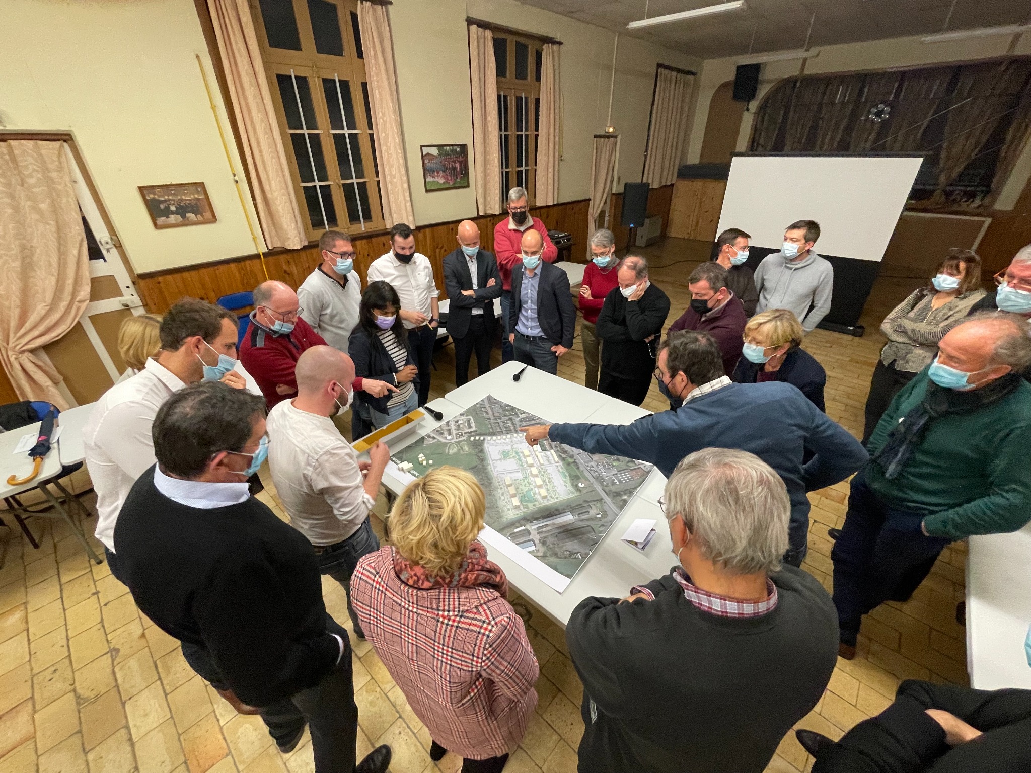 Des participants échangent autour de plans lors d’un atelier de concertation à Nieppe.