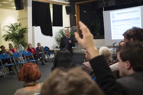 Un échange collectif présenté dans la référence de Colombes sur les conseils citoyens.