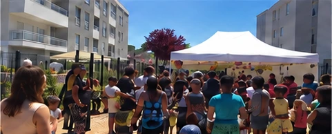 Habitants réunis lors des animations de quartier à la Papeterie, Corbeil-Essonnes.