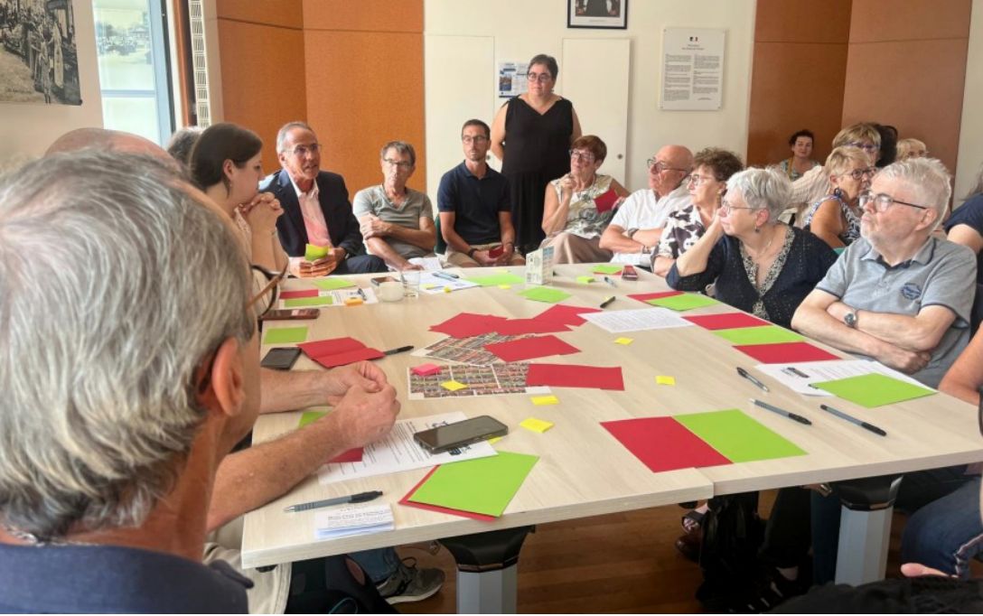 Participants réunis autour d’une table lors d’Europe en commun(e)s à Bourgueil.