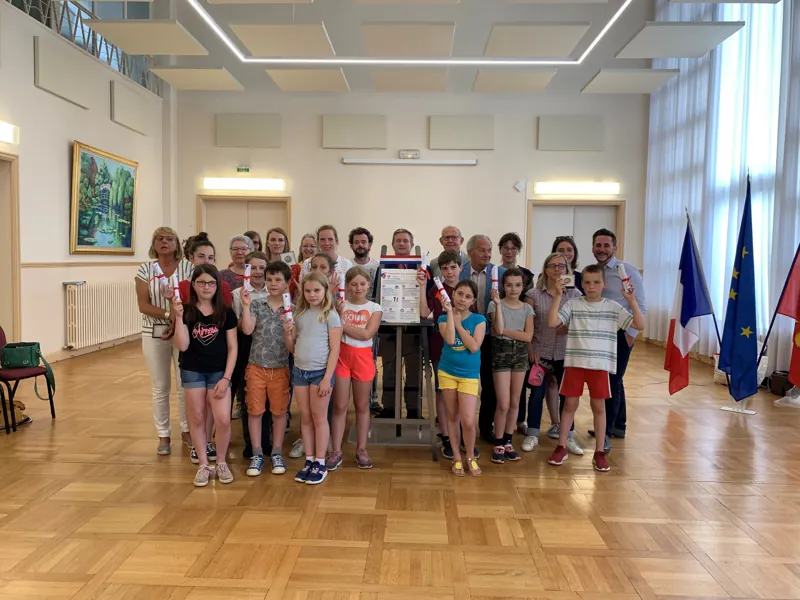 Un groupe d’enfants et d’adultes réuni pour un temps citoyen.