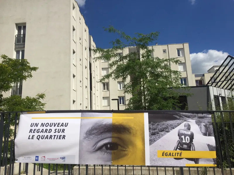 Une exposition de photographies et de témoignages sur les grilles d’un quartier.