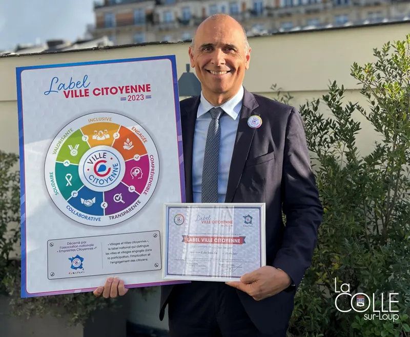 Présentation d’un diplôme et du panneau Ville citoyenne.